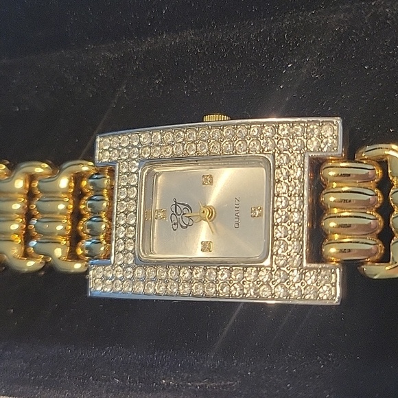 Gold Tone Watch By Elizabeth Taylor's Colection of White Dimond. - Picture 11 of 12